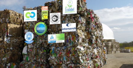 Abfallballenlager für Recyclingzwecke mit verschiedenen Recycling-Ökolabels (c) Martin Wellacher