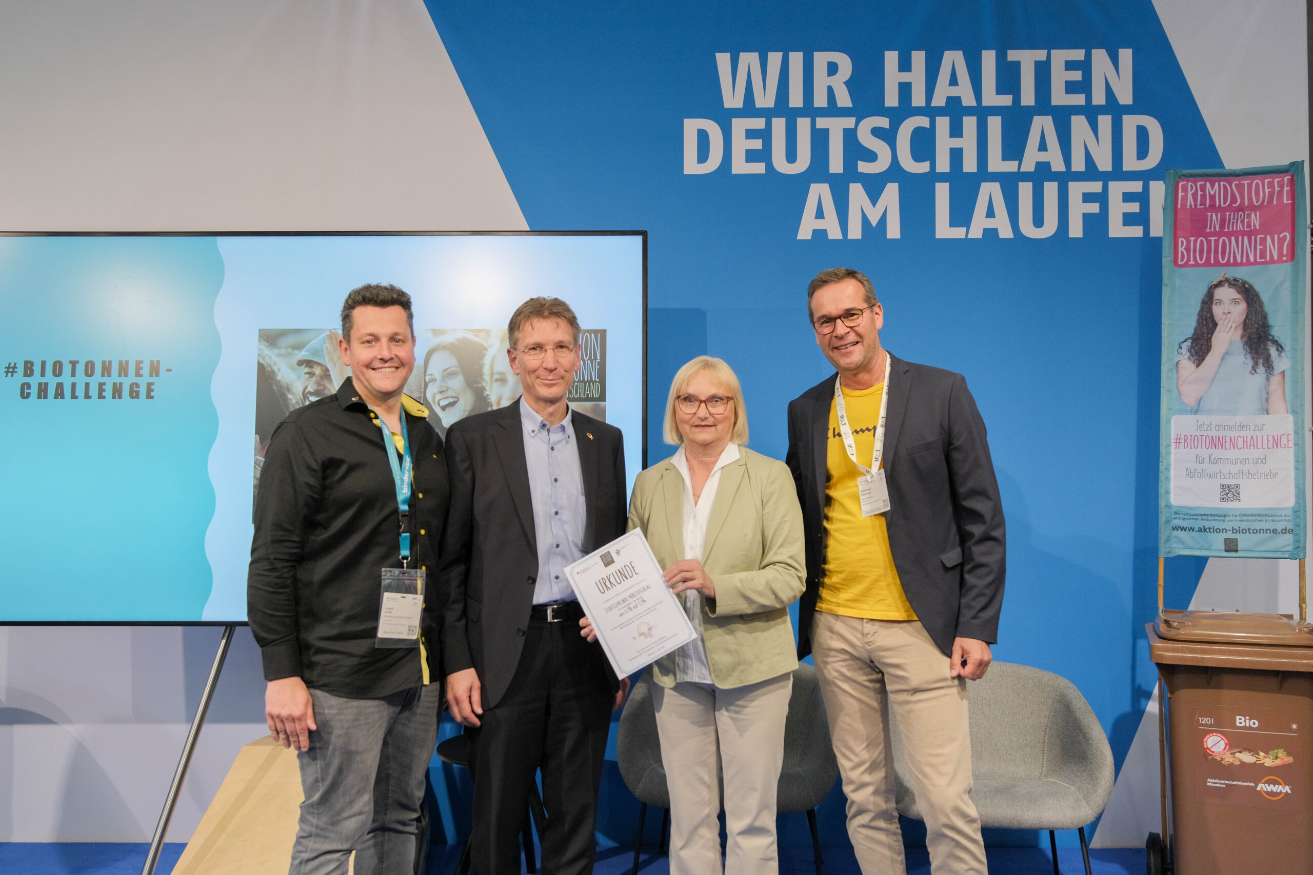 von links nach rechts: Josef Adam, Martin Wellacher, Bettina Hoffmann (deutsche Staatssekretärin im Bundesumweltministerium) und Andreas Zöscher (c) VKU/Bildschön_Gierke