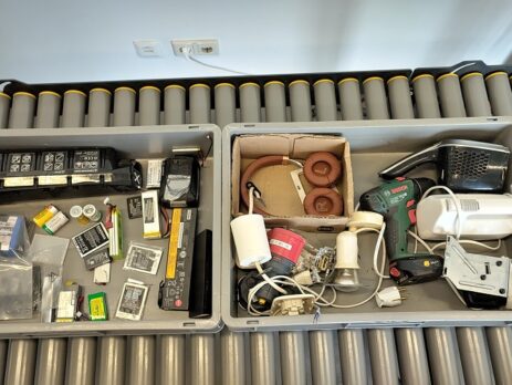 Im Versuch eingesetzte Akkus (links) und Störmaterialien (rechts)